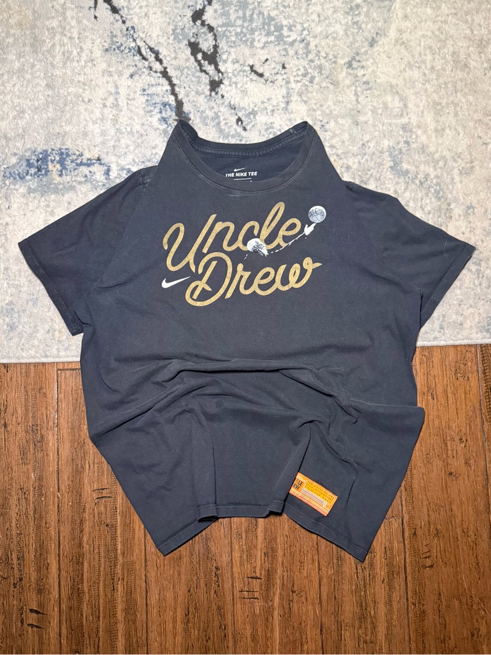 Nike Uncle Drew Basketball Graphic T-Shirt Black Gold – Men’s Large